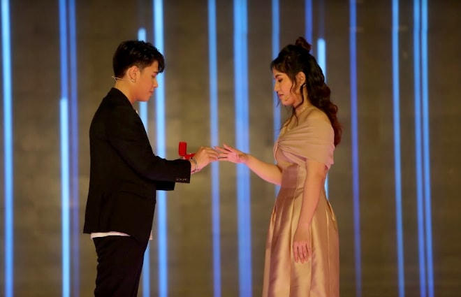 Hồng Quân trao nhẫn cầu hôn cho Mỹ Yến ngay trên sân khâu.