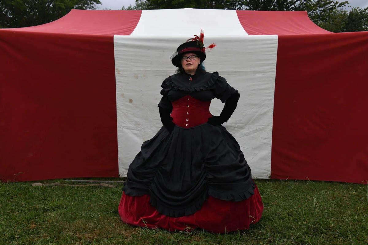 Cô Megan Hodsdon từ vùng Orange với bộ trang phục Orange lấy cảm hứng từ thời Victoria. Ảnh: The Guardian.