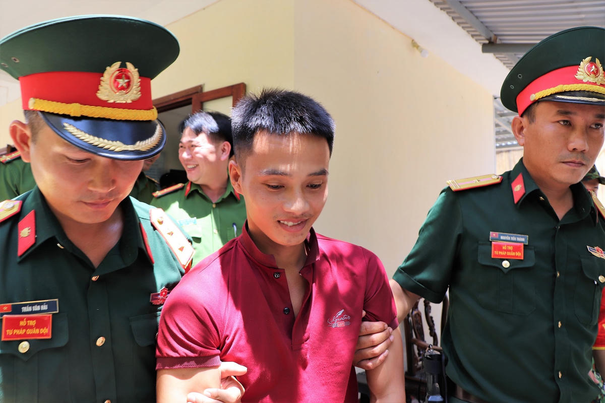Đối tượng Triệu Quân Sự (ở giữa) bàn giao cho cơ quan chức năng.