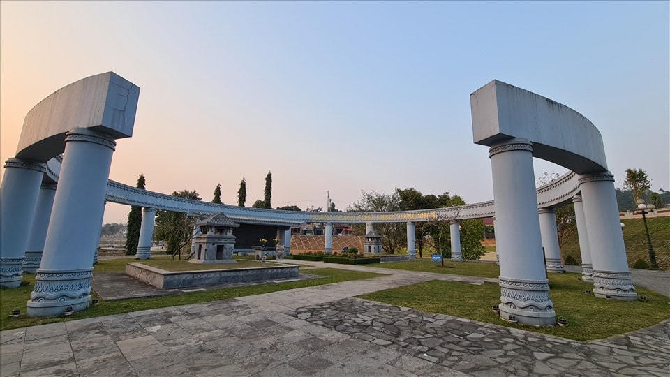 Kiến trúc vòng dang dở trên 17 cột trụ.