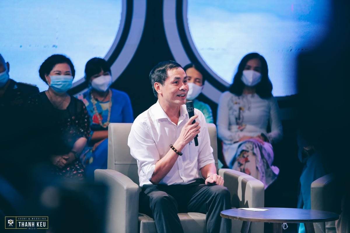 Nhà văn, nhà báo Hữu Việt.