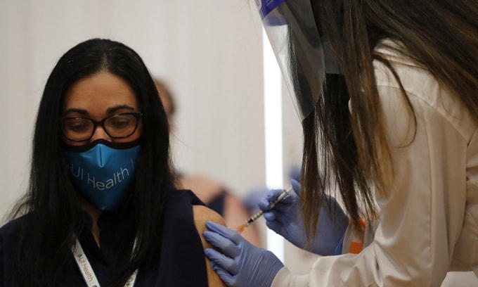 Một bác sĩ tại thành phố Chicago, bang Illinois, được tiêm vaccine Covid-19. Ảnh: AFP.