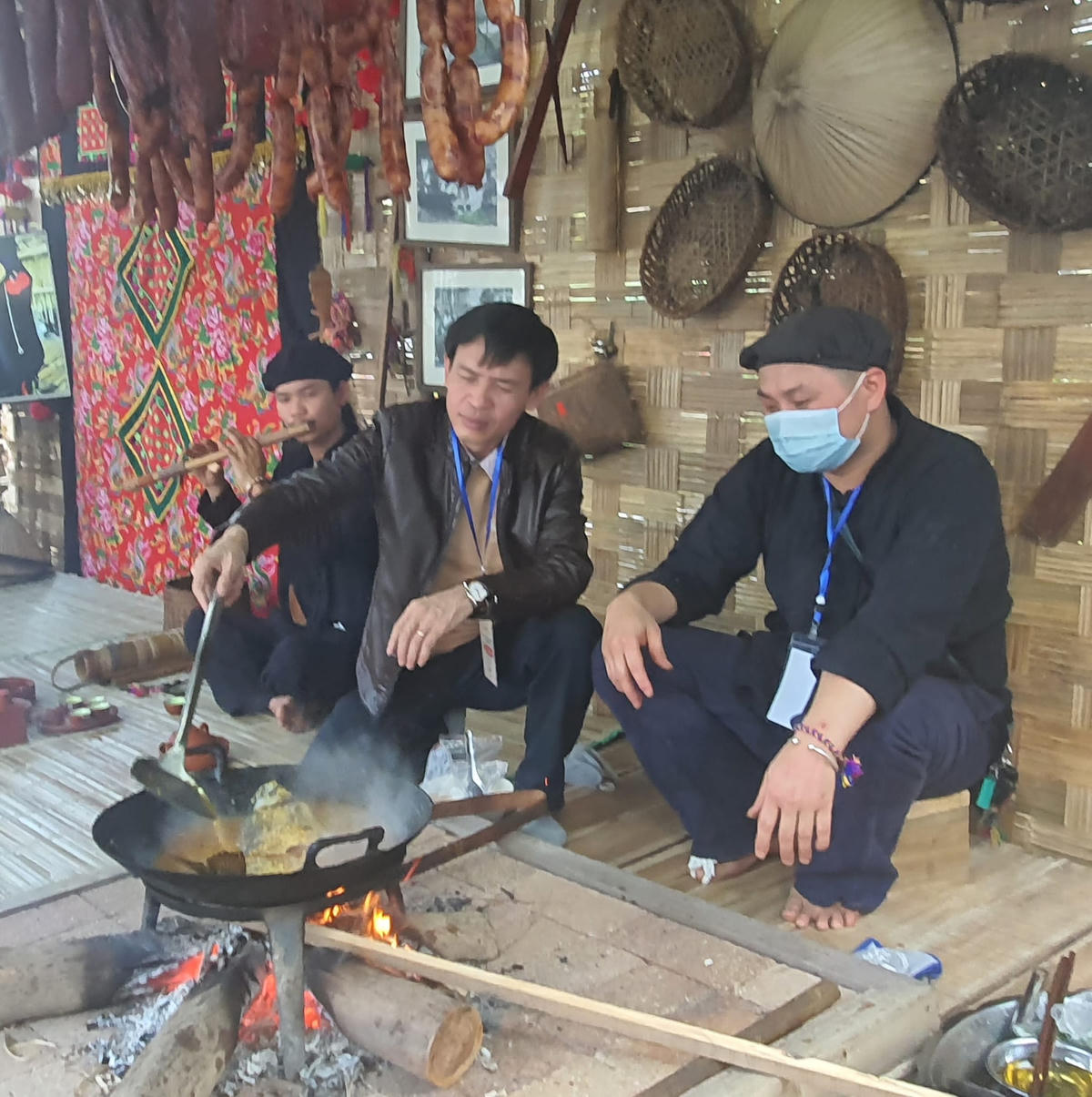Khách tham quan trải nghiệm tại một gian bếp của đồng bào dân tộc thiểu số đến từ tỉnh Thái Nguyên.