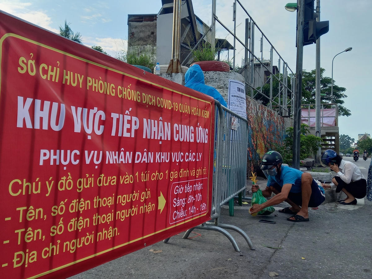 [ẢNH] Cận cảnh chốt cung ứng thực phẩm tại phường Chương Dương, Quận Hoàn Kiếm