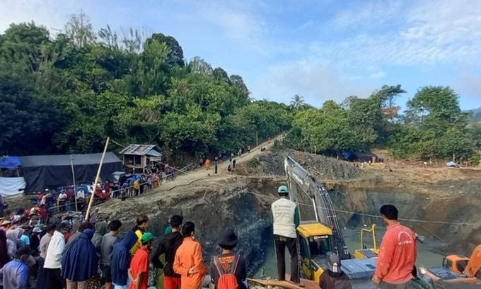 Quá trình tìm kiếm cứu hộ tại hiện trường sập mỏ vàng ở tỉnh Trung Sulawesi, Indonesia, hôm 25/2. Ảnh: Antara News.