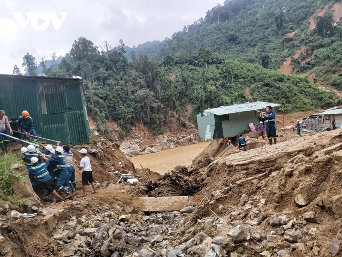 Nhà điều hành thủy điện Đăk Mi 2 bị sạt lở.