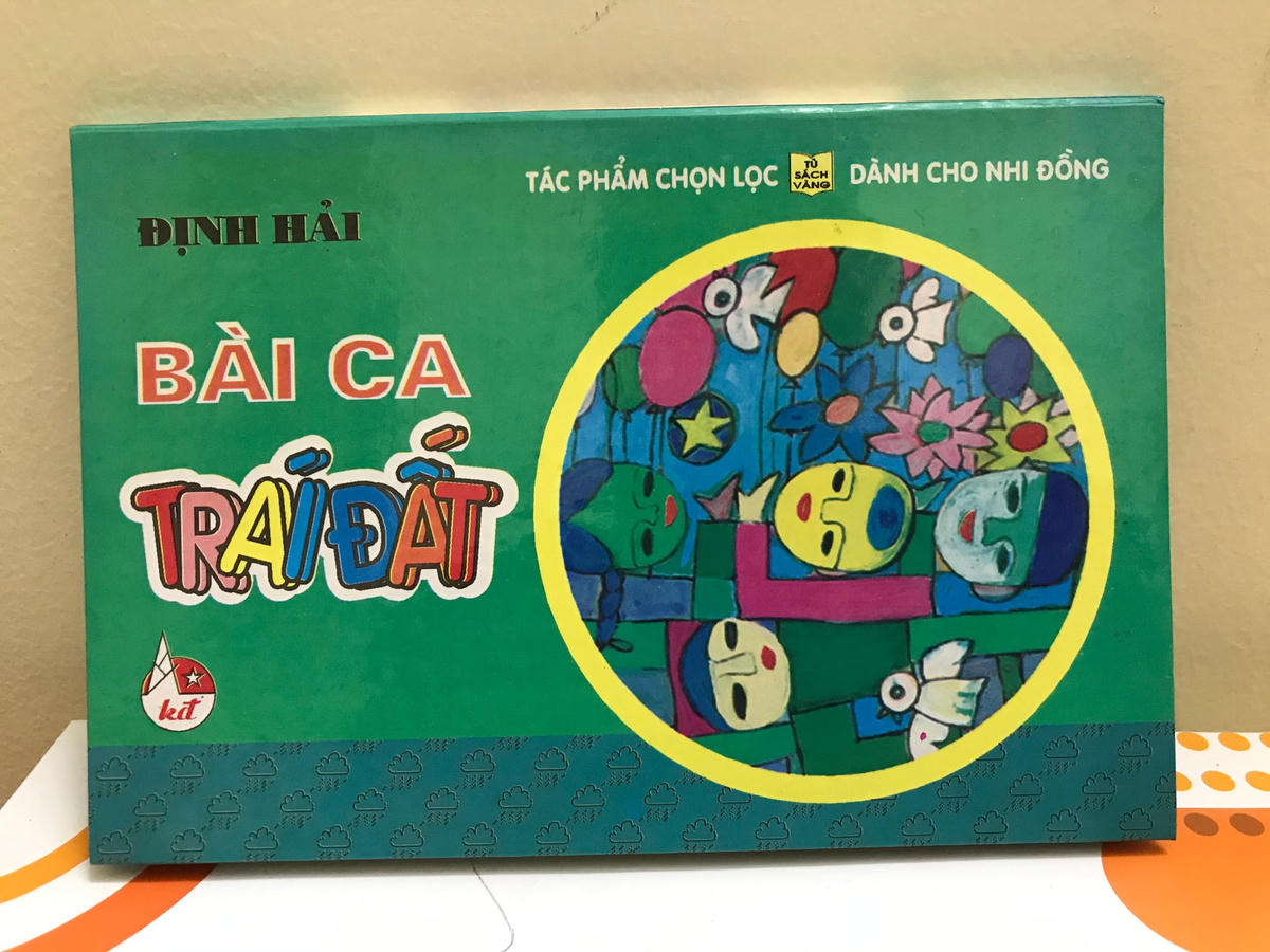 Bìa tập "Bài ca Trái đất". Ảnh: Thanh Xuân.