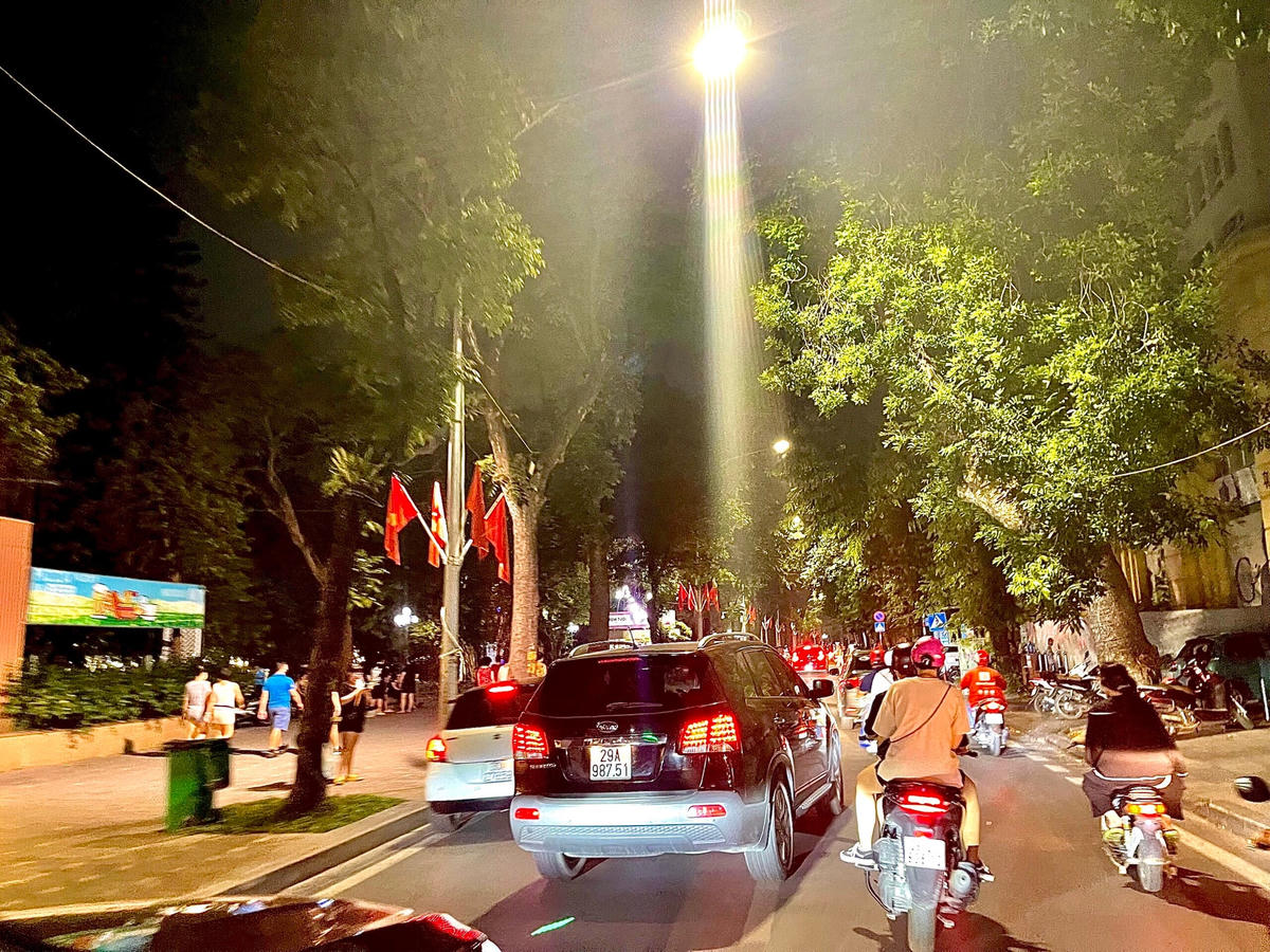 Trong tình hình dịch bệnh vẫn chưa được kiểm soát triệt để, việc người dân đeo khẩu trang nhưng không giữ được khoảng cách an toàn vẫn tiềm ẩn nhiều nguy cơ về dịch.