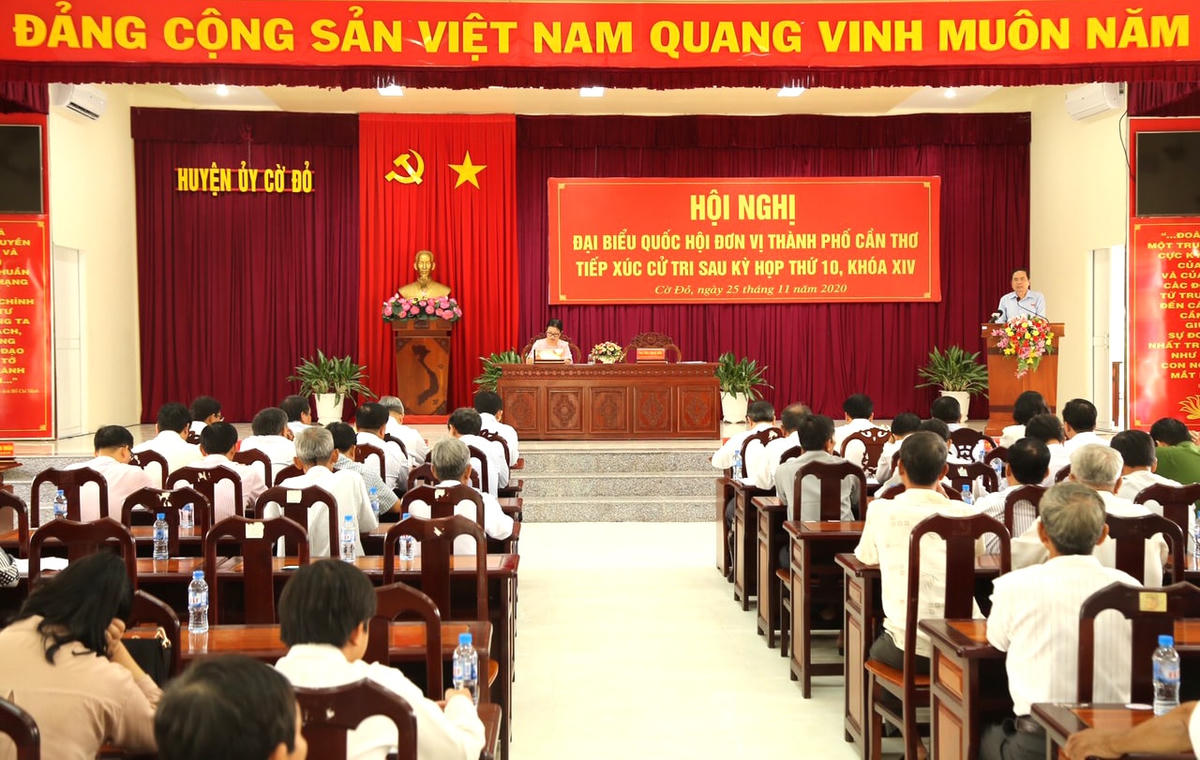Đoàn đại biểu tiếp xúc cử tri tại huyện Cờ Đỏ.