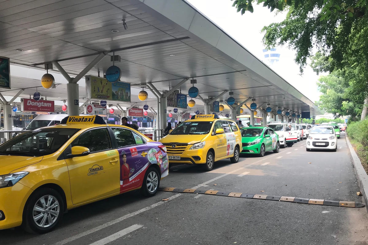Khu vực đón khách xe taxi ở sân bay.  