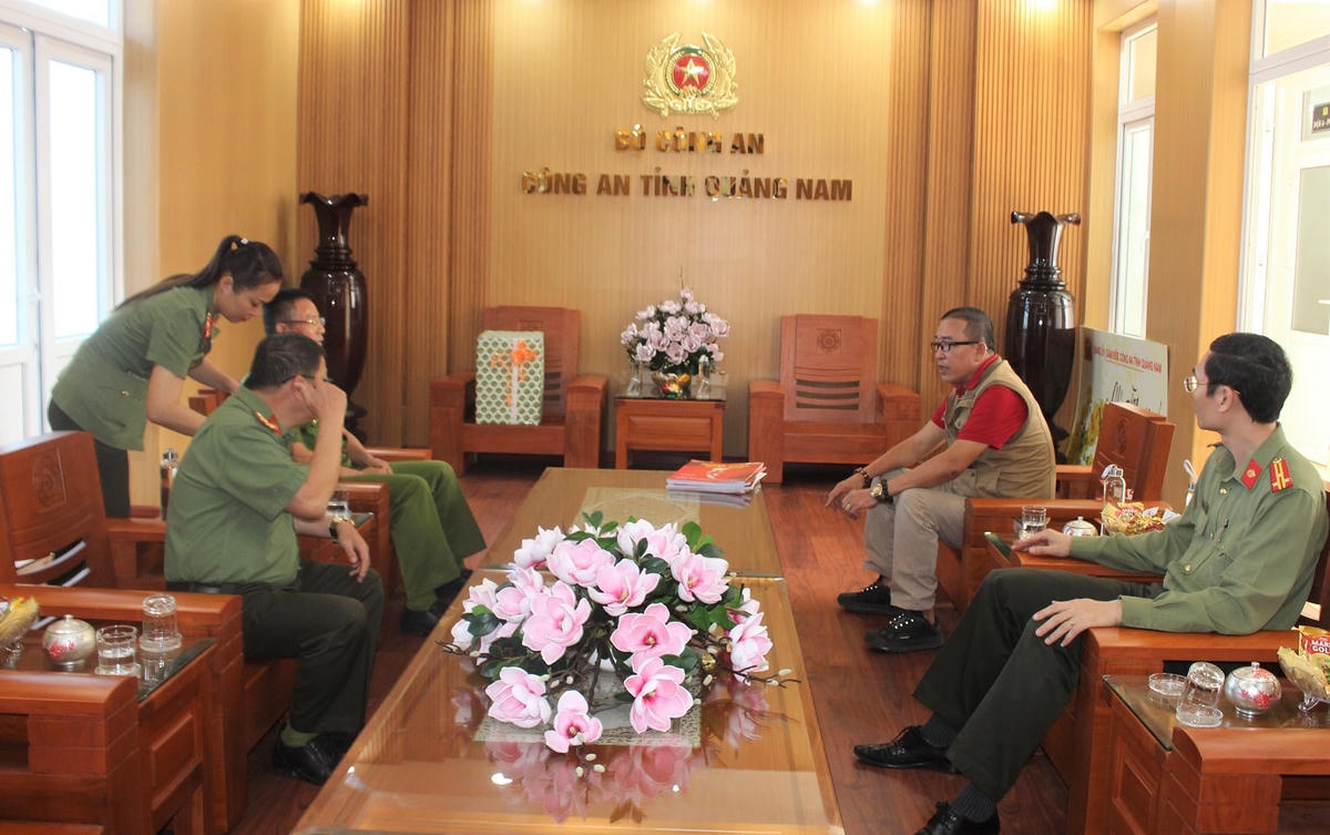 Quang cảnh buổi tặng báo xuân Đại Đoàn Kết 2021.