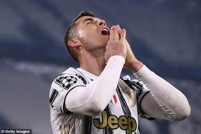 Ronaldo thất vọng khi đội nhà bị loại cay đắng ở vòng 1/8 Champions League.  