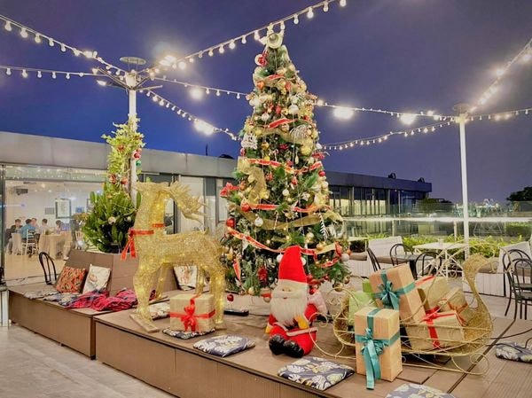 Không gian được trang trí tại sân của Trill Rooftop Cafe. (Nguồn: FBNV).