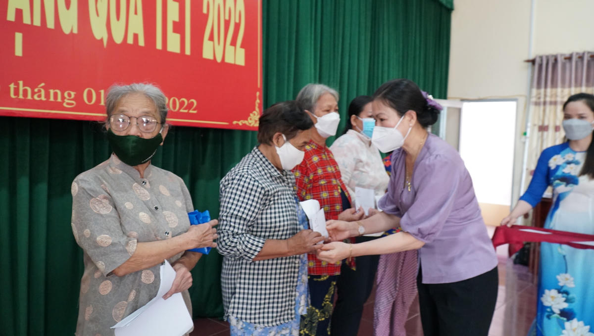 Bà Trương Thị Ngọc Ánh, Phó Chủ tịch UBTƯ MTTQ Việt Nam trao quà cho bà con tại điểm thăm hỏi.`