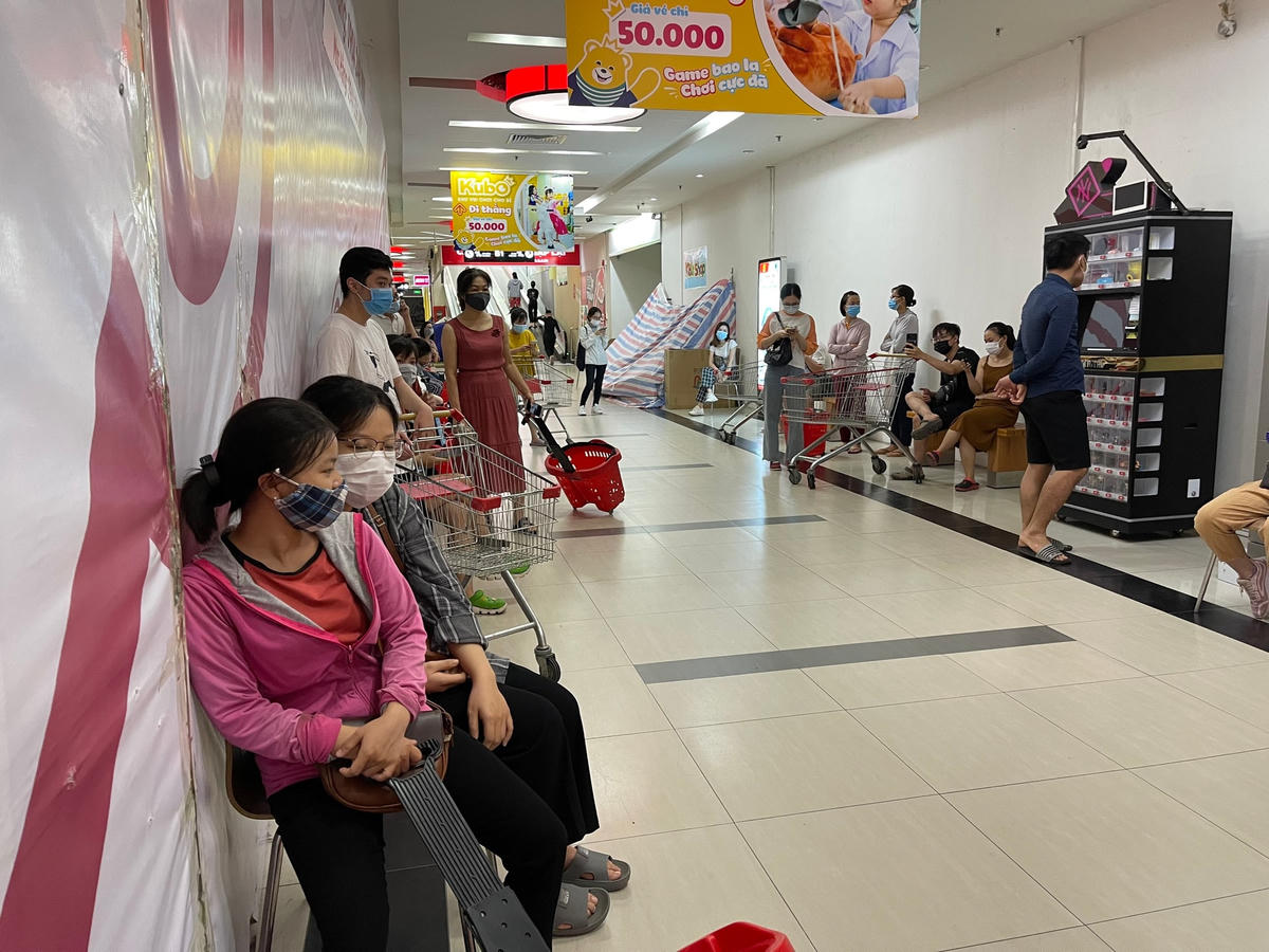 Người dân xếp hàng chờ đợi để được vào bên trong mua sắm.