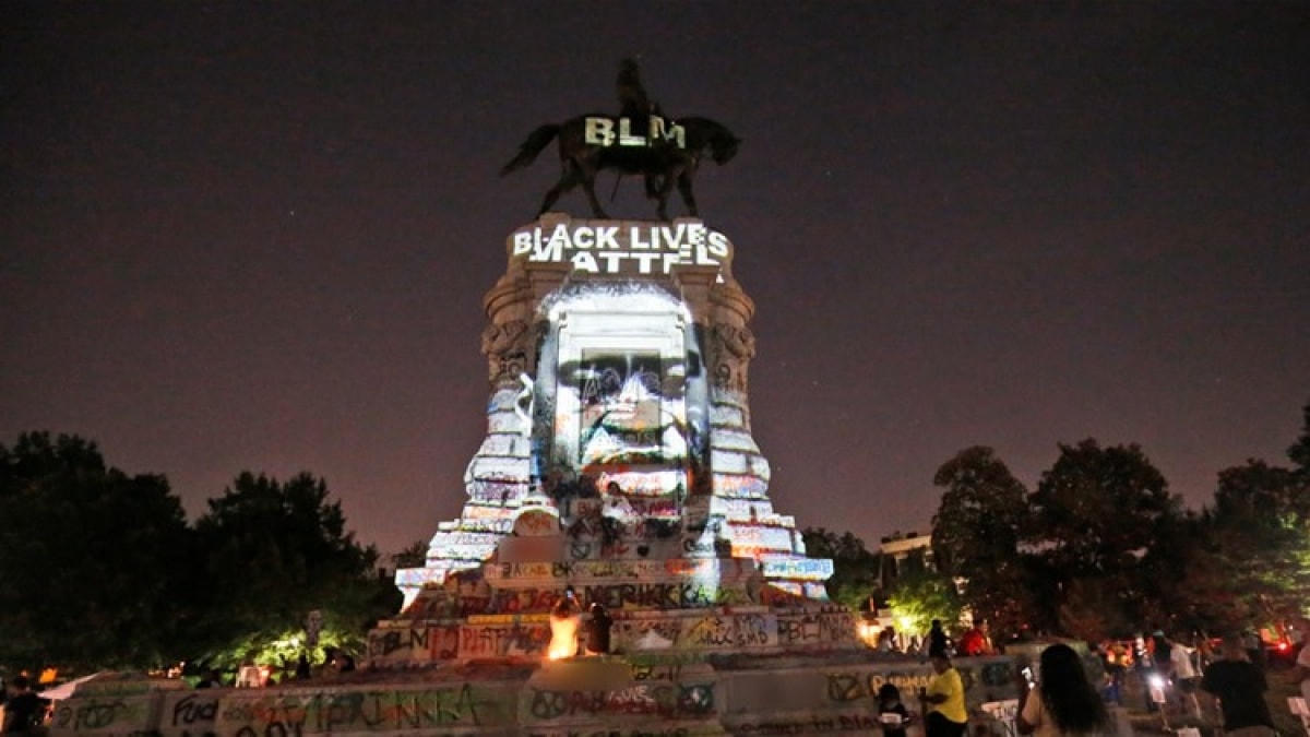 Hình ảnh George Floyd, người đàn ông da màu đã tử vong sau khi bị cảnh sát ghì cổ ở Mỹ, được chiếu lên tượng Tướng Robert Lee thuộc Liên Minh Miền Nam ở thành phố Richmond, bang Virginia. Ảnh: AP.  
