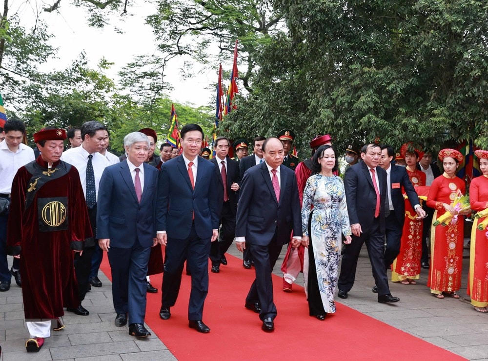 Chủ tịch nước Nguyễn Xuân Phúc và các lãnh đạo Đảng, Nhà nước, MTTQ Việt Nam dâng hương tại điện Kính Thiên (đền Thượng). (Ảnh: Thống Nhất/TTXVN).