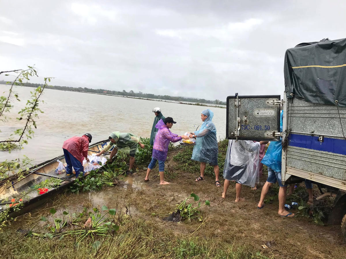 Đoàn phải dùng ghe, thuyền để vận chuyển hàng hóa đến các xã.