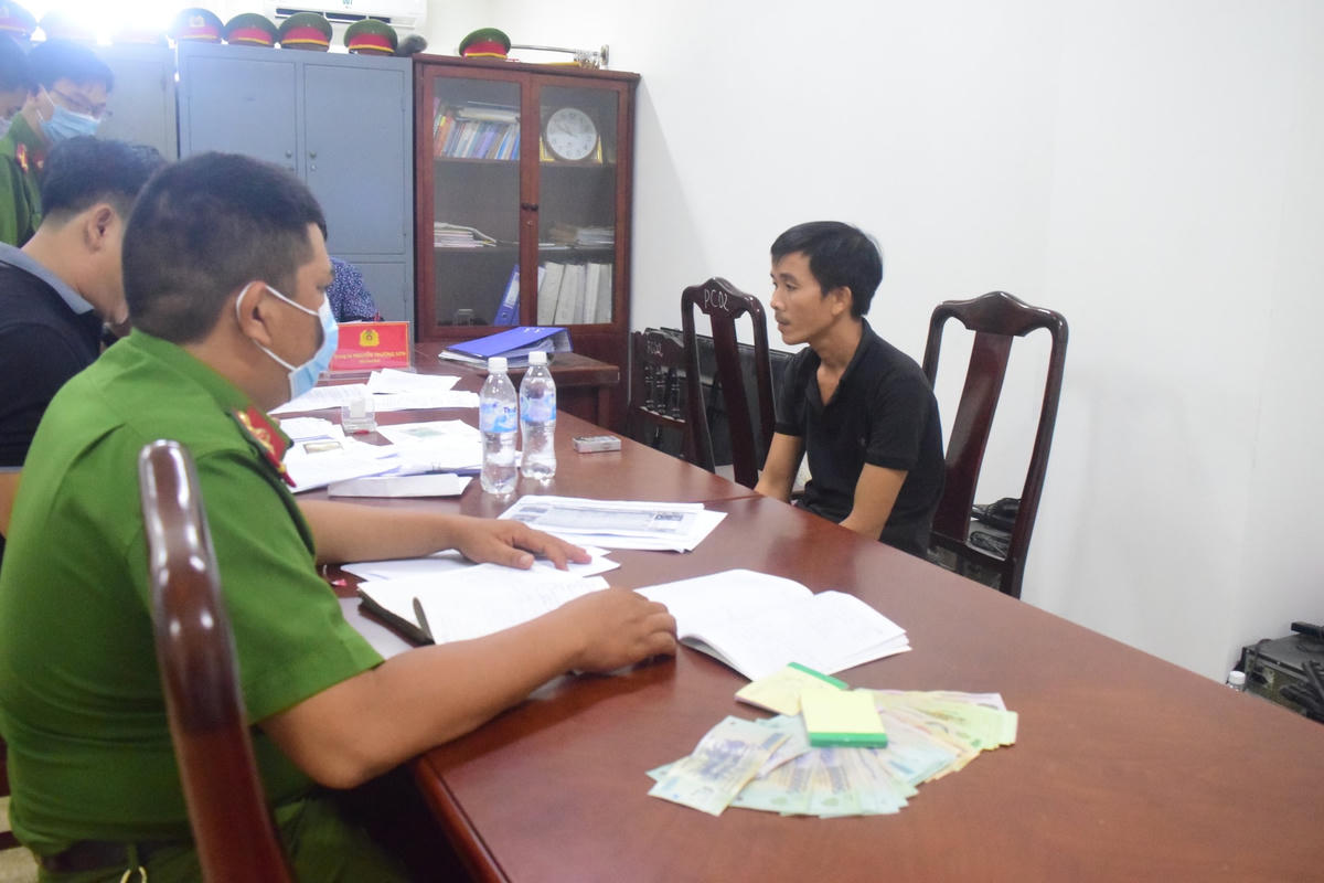 Cơ quan Công an làm việc với đối tượng liên quan trong đường dây cá độ bóng đá do Lê Hữu Quý Phát cầm đầu.