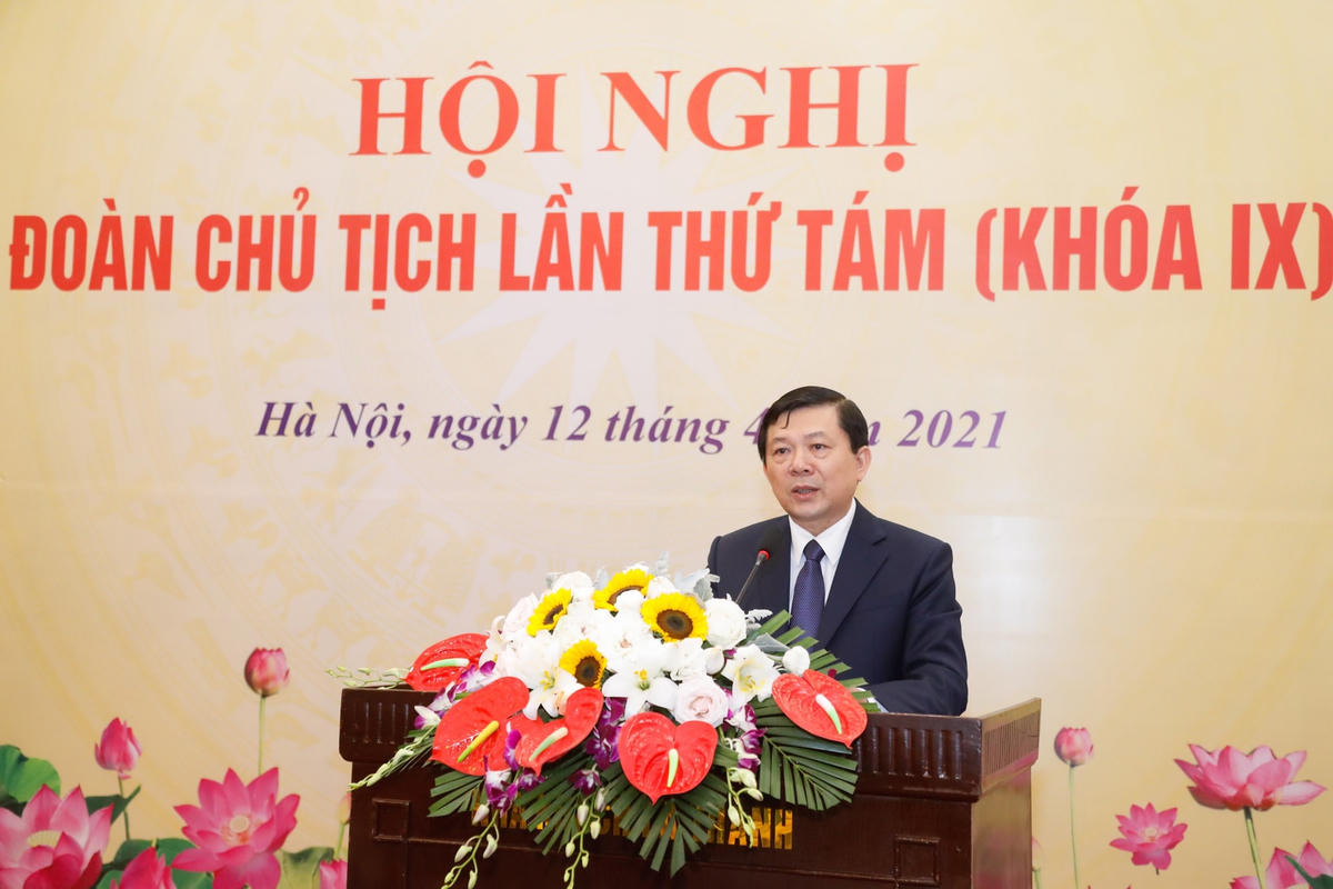 Phó Chủ tịch Nguyễn Hữu Dũng trình bày Tờ trình của Ban Thường trực UBTƯ MTTQ Việt Nam.