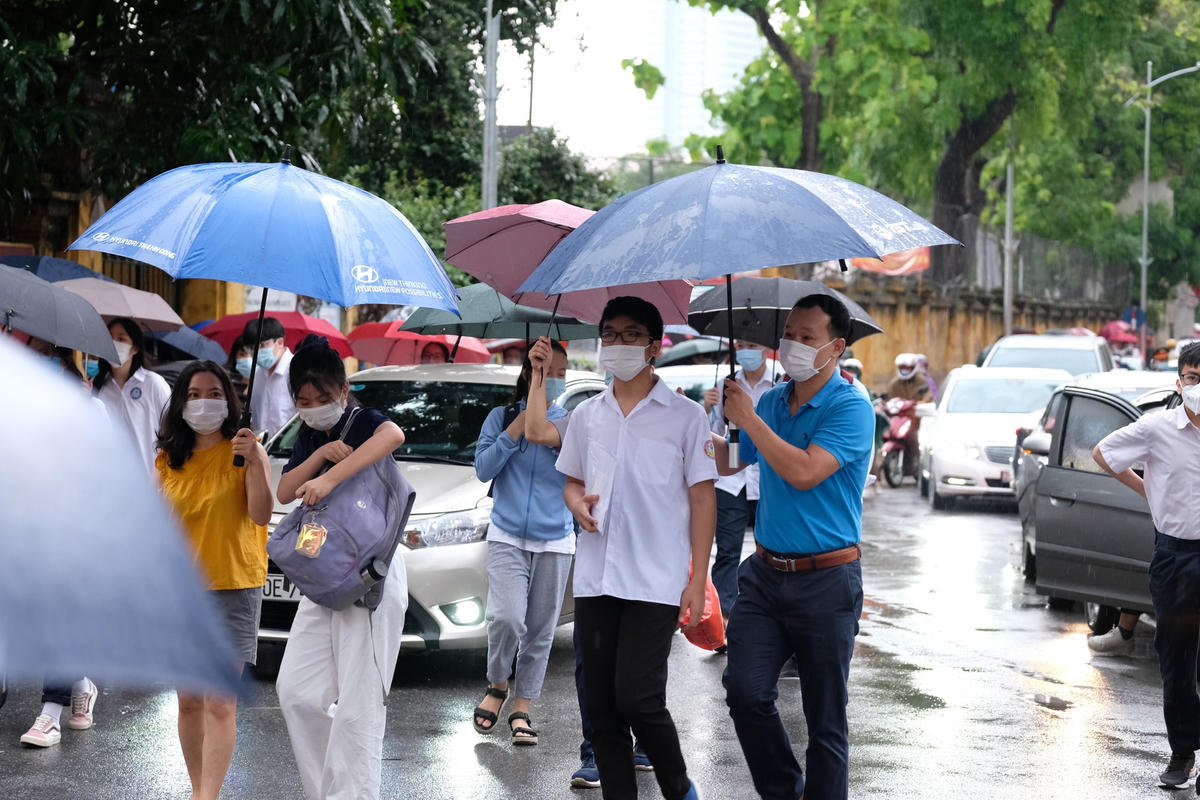 Phụ huynh đưa thí sinh tới điểm thi. Ảnh: Hoàng Mạnh Thắng.