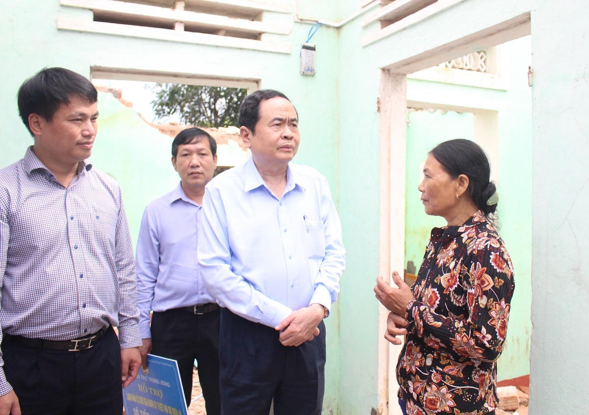 Chủ tịch Trần Thanh Mẫn chia sẻ những thiệt hại của bà con.