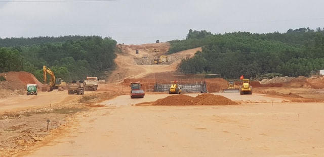 Cao tốc Bắc - Nam trước nguy cơ chậm tiến độ do thiếu đất làm nền đường.