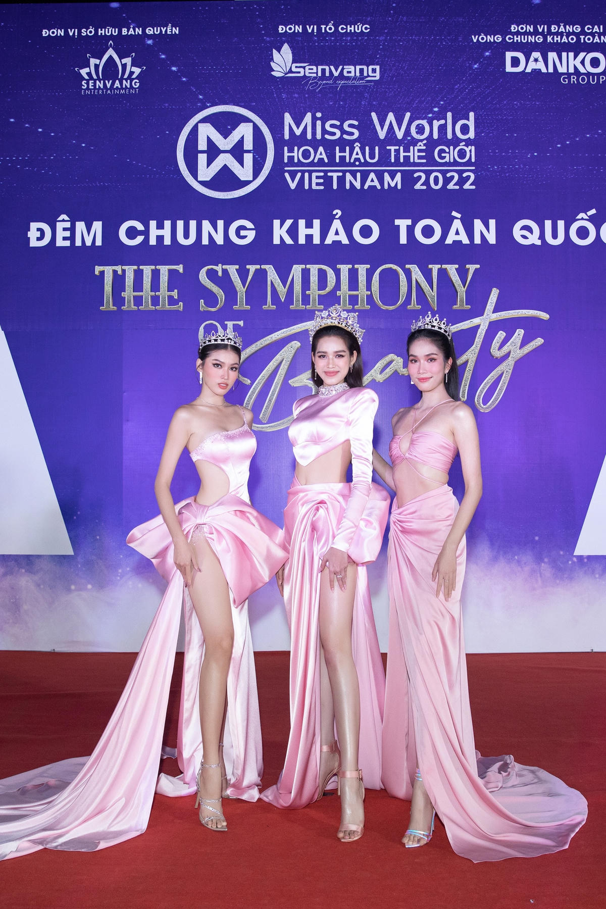 Top 3 Hoa hậu Việt Nam 2020: Hoa hậu Đỗ Hà, Á hậu Phương Anh, Ngọc Thảo diện đồ cut out đồng điệu với gam màu hồng ngọt ngào của NTK Đỗ Long.