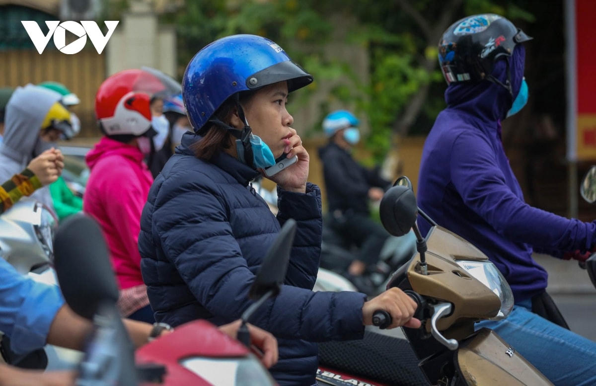 Không còn những chiếc áo ngắn tay mùa Hè, thay vào đó là những chiếc áo khoác dày dặn giữ ấm cho cơ thể mỗi khi ra đường.