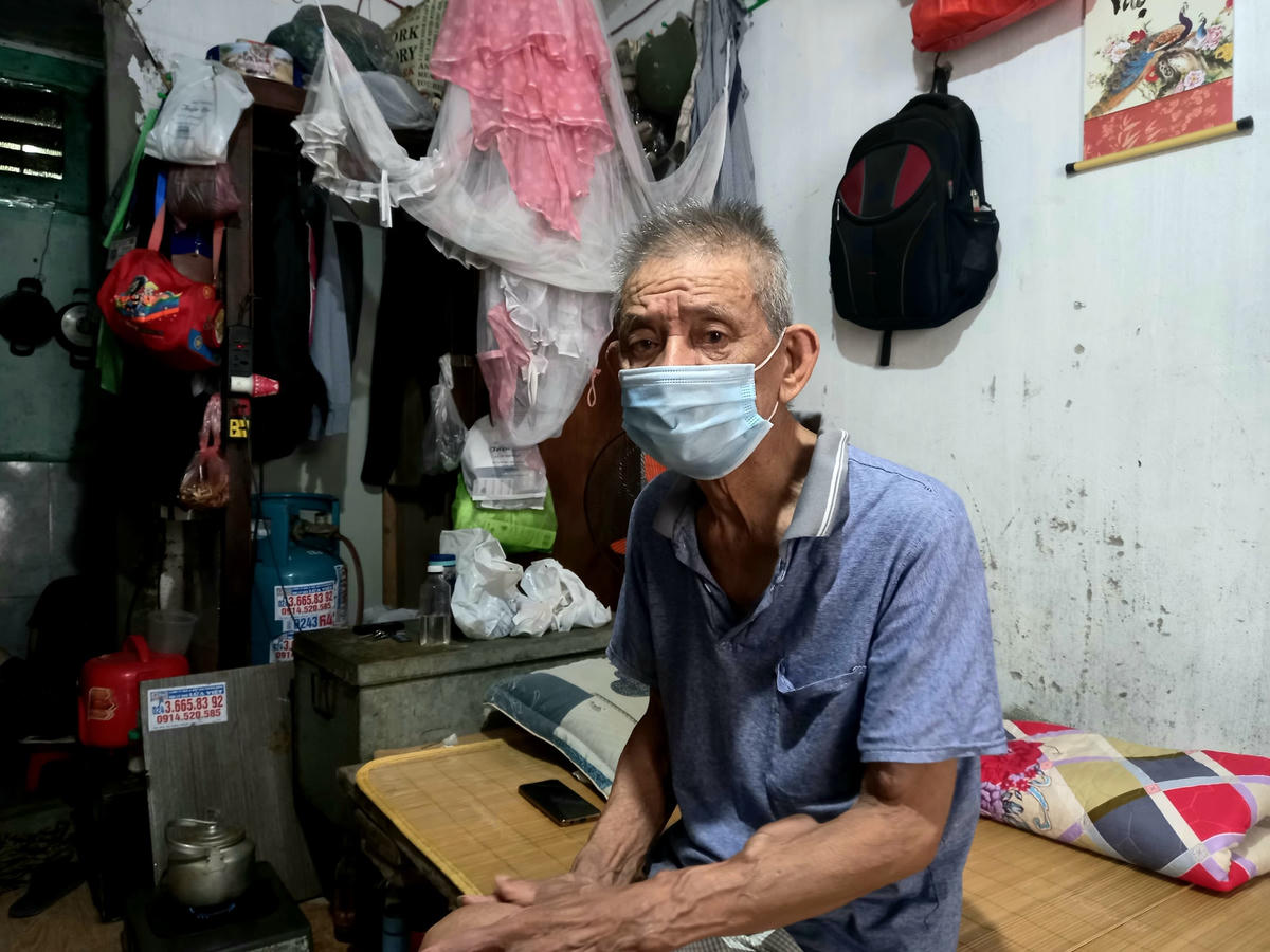 Những ngày nắng nóng, trong căn phòng chật chội, ông Trường và vợ chỉ có một chiếc quạt.