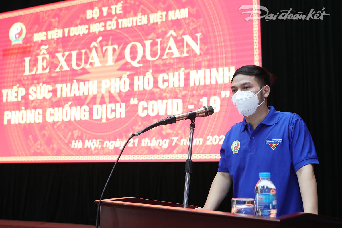 TS. BS Trần Anh Tuấn, Trưởng khoa Nội nhi, BV Tuệ Tĩnh, Giảng viên, Bí thư Đoàn thanh niên Học viện Y dược học Cổ truyền Việt Nam - Trưởng đoàn nhận nhiệm vụ. Ảnh: Quang Vinh. 