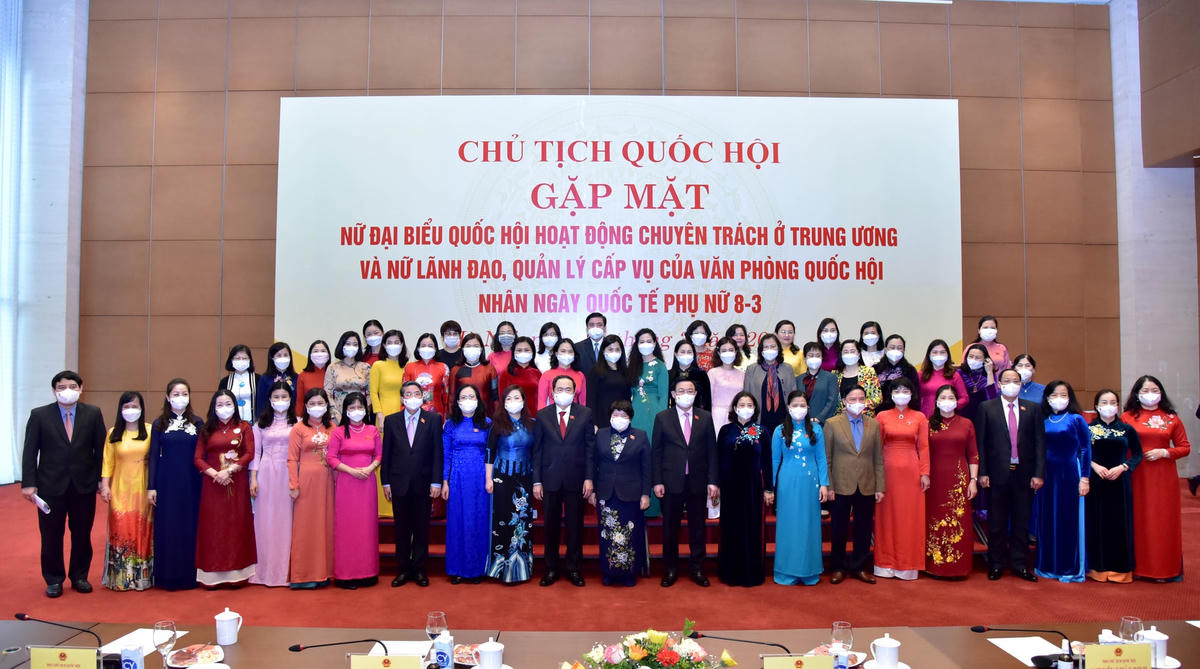 Lãnh đạo Quốc hội chụp ảnh với các nữ ĐBQH, các nữ cán bộ quản lý cấp vụ của VPQH.