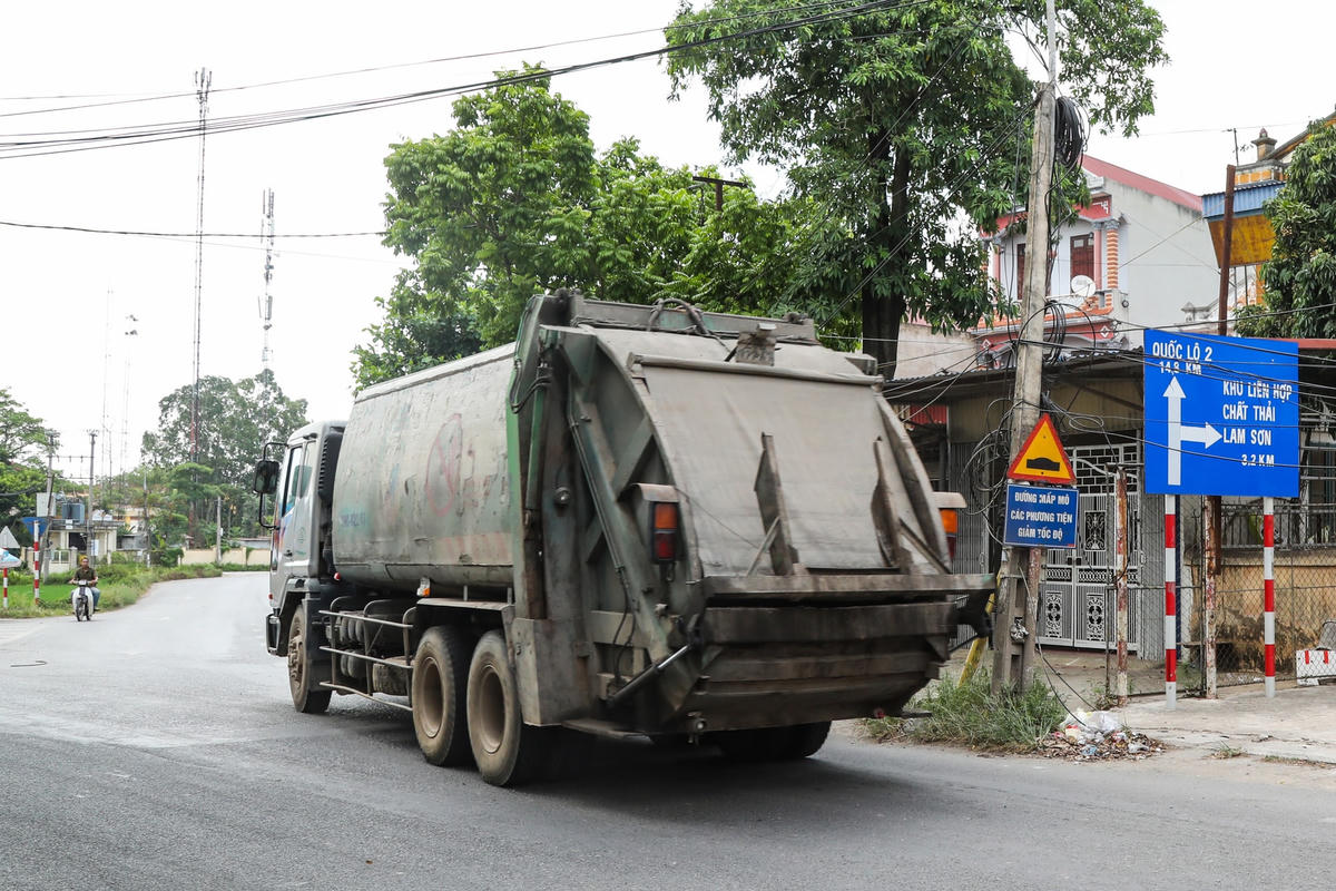 [ẢNH] Người dân dỡ rào chắn, xe đã vào bãi rác Nam Sơn