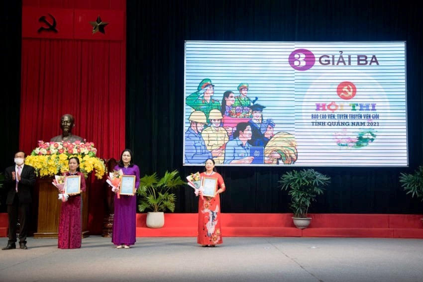 Các thí sinh đạt giải Ba ở Hội thi Báo cáo viên, tuyên truyền viên giỏi tỉnh năm 2021.