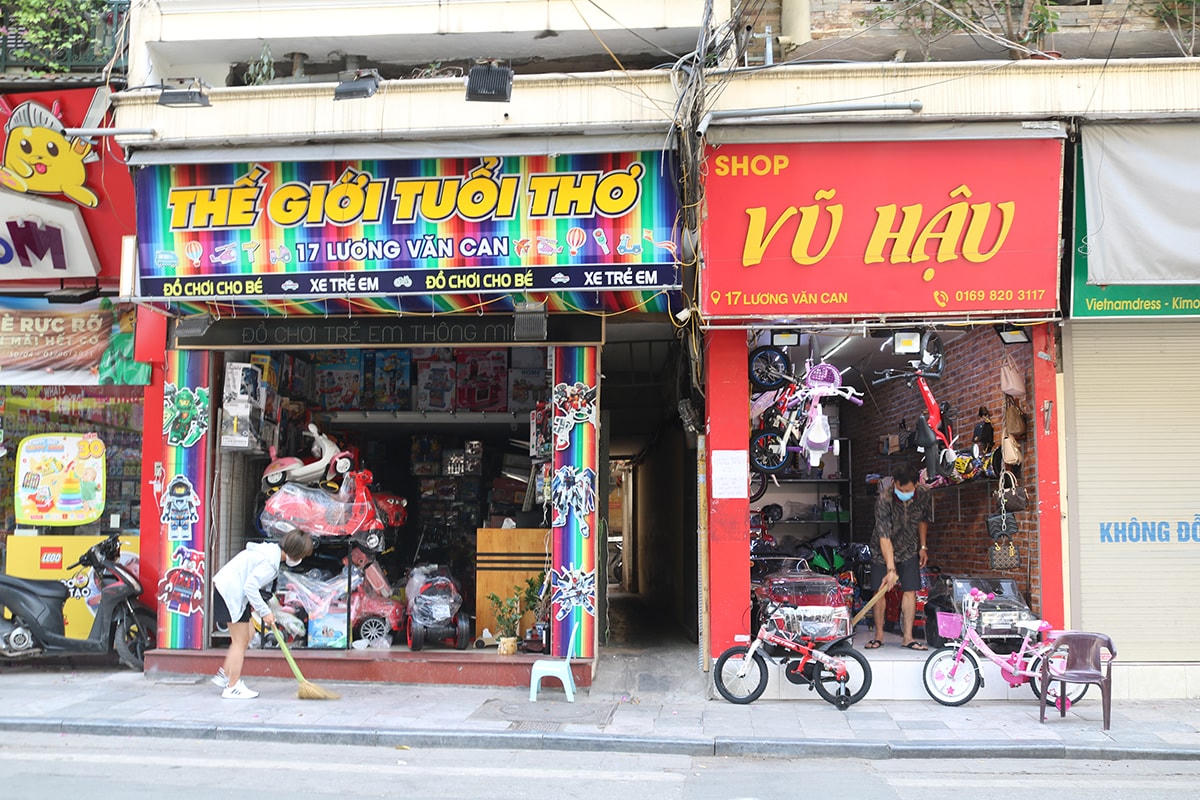 Nhiều chủ cửa hàng đã dọn dẹp, bày hàng từ sớm để chuẩn bị cho một ngày buôn bán mới.  