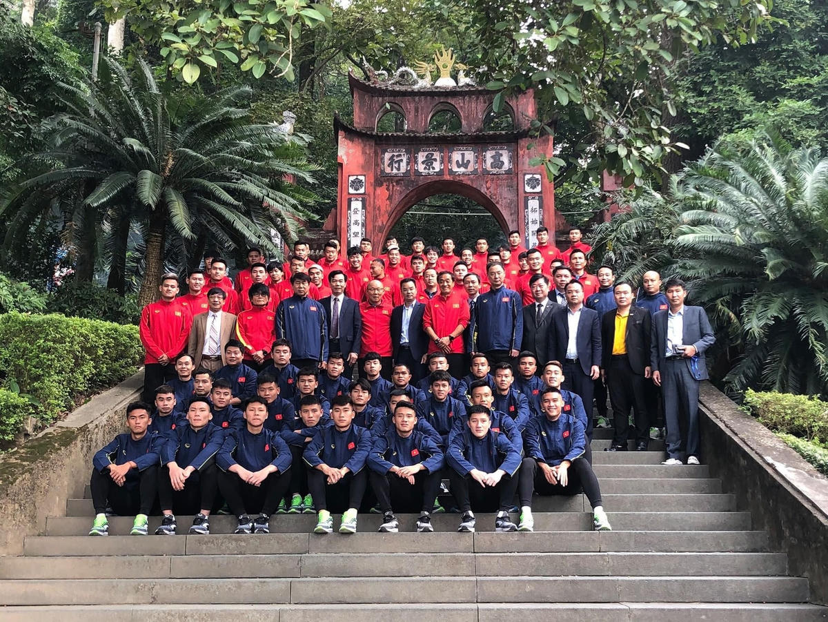 [ẢNH] Thầy trò HLV Park Hang Seo thắp hương tưởng niệm các Vua Hùng