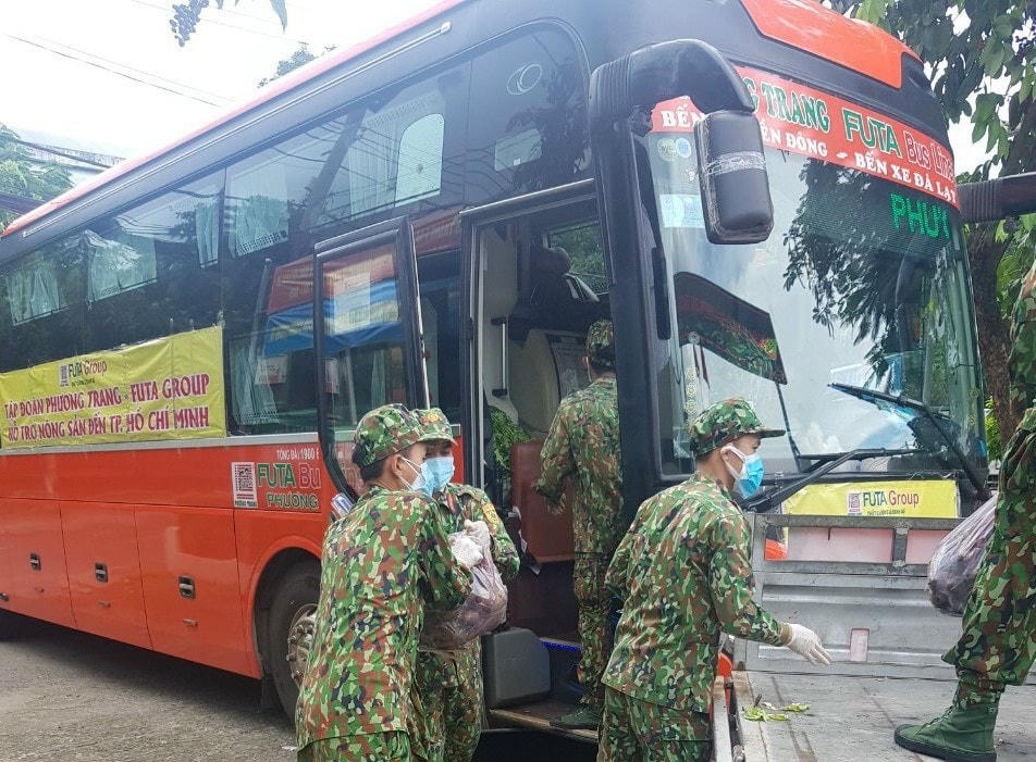 Bộ đội tỉnh Lâm Đồng vận chuyển nông sản lên xe máy lạnh chở về TP HCM