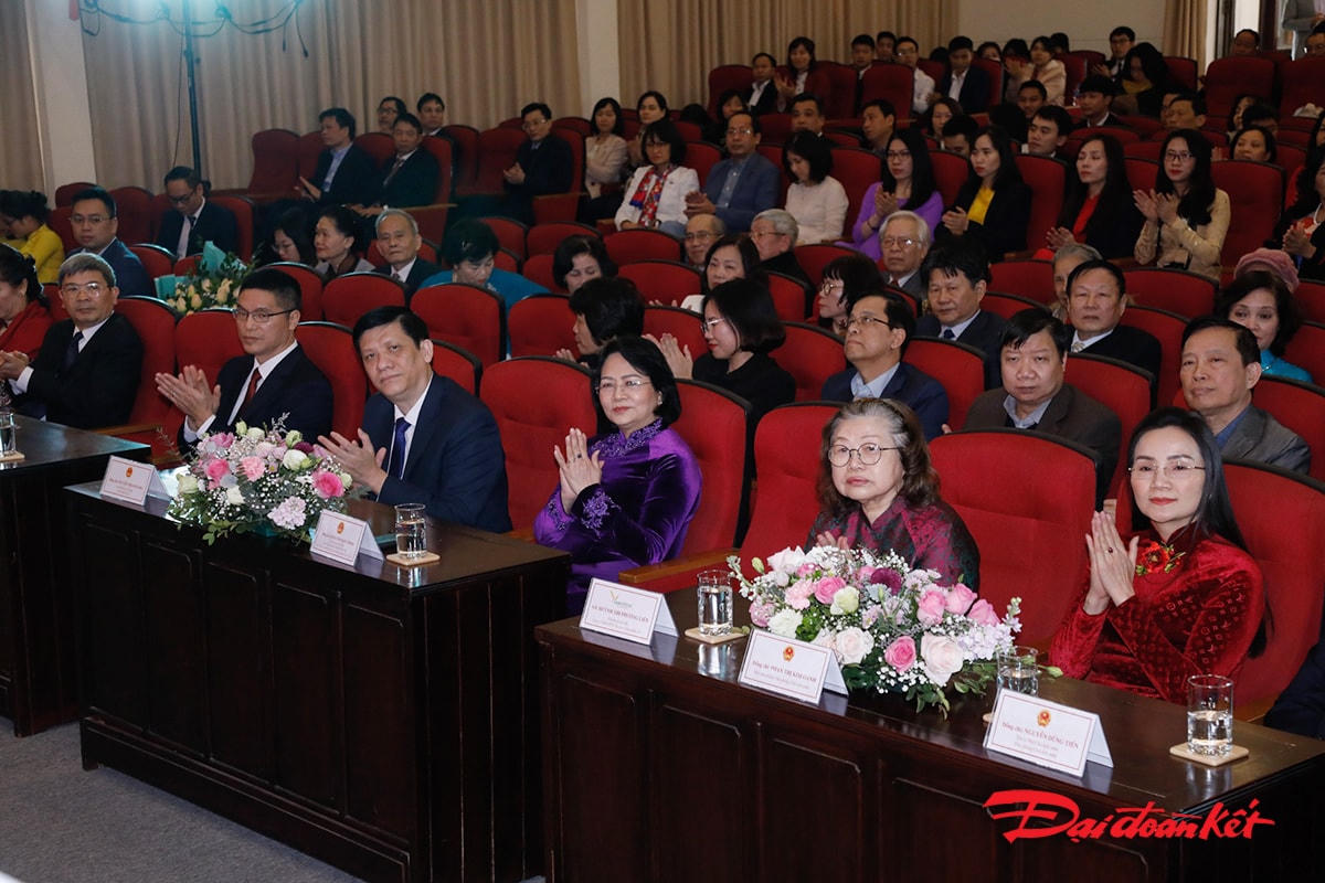 Phó Chủ tịch nước Đặng Thị Ngọc Thịnh, Bộ trưởng Bộ Y tế Nguyễn Thanh Long dự buổi lễ.