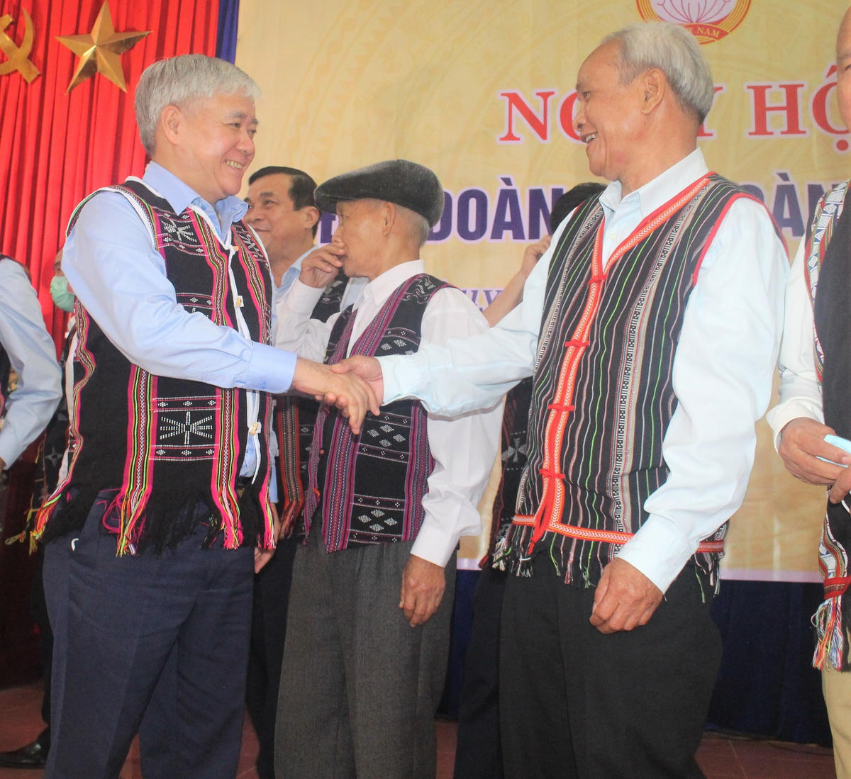 Chủ tịch UBTƯ MTTQ Việt Nam Đỗ Văn Chiến trò chuyện cùng người dân xã Ba.