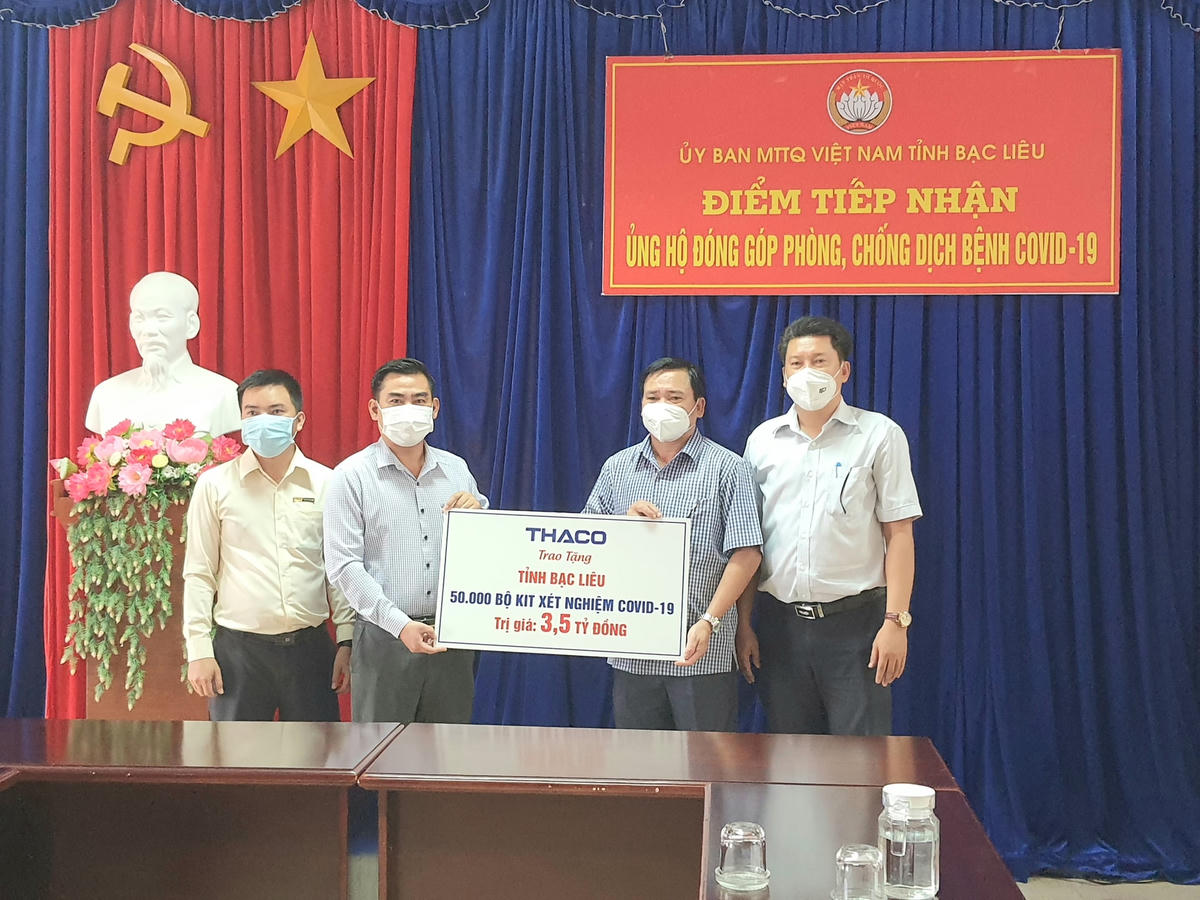 Đại diện THACO Trường Hải hỗ trợ Bạc Liêu 50.000 bộ kit test nhanh.