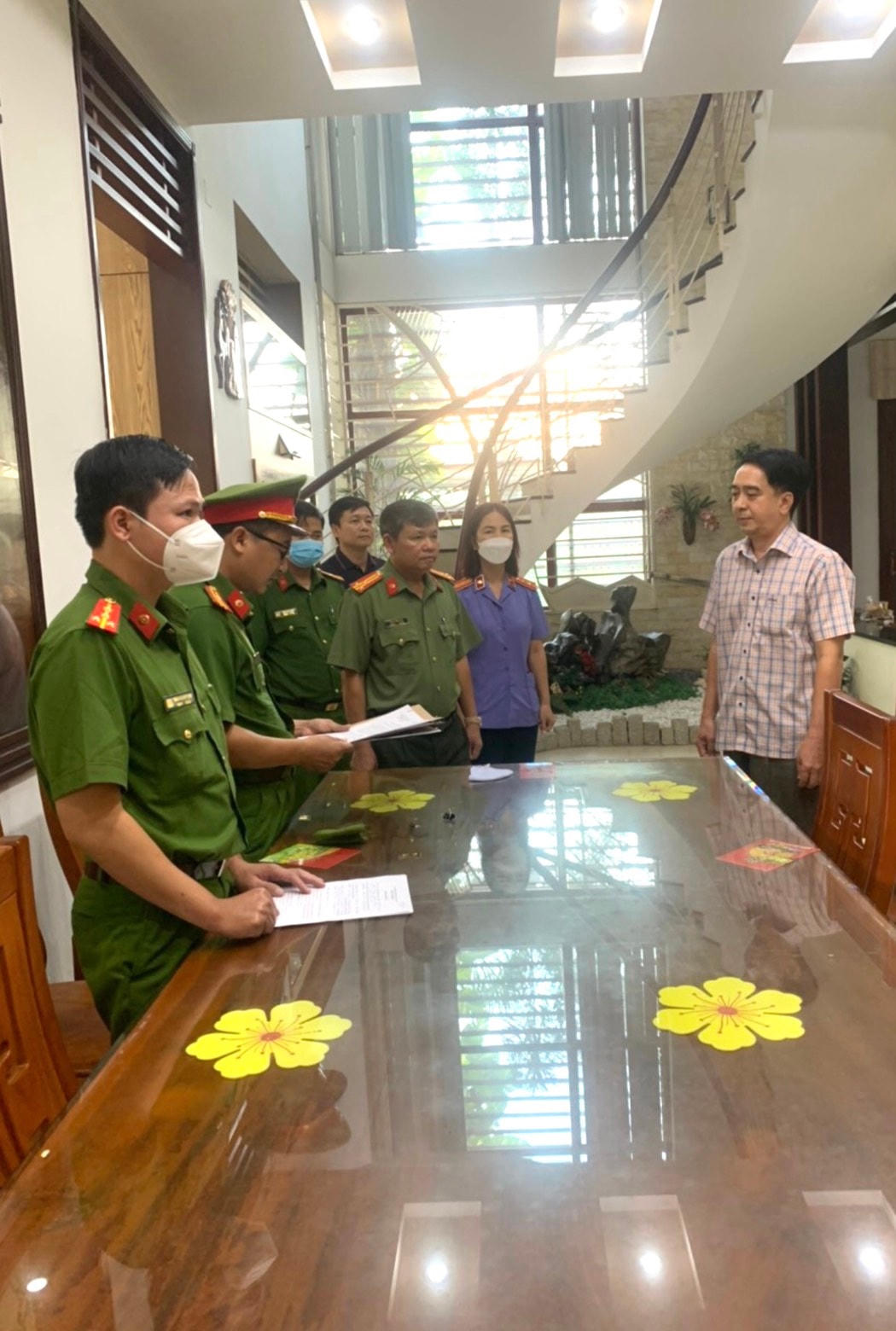 Cơ quan chức năng Đồng Nai thi hành các thủ tục trước khi bắt tạm giam ông Nguyễn Tấn Long. (Ảnh: Công an Đồng Nai)