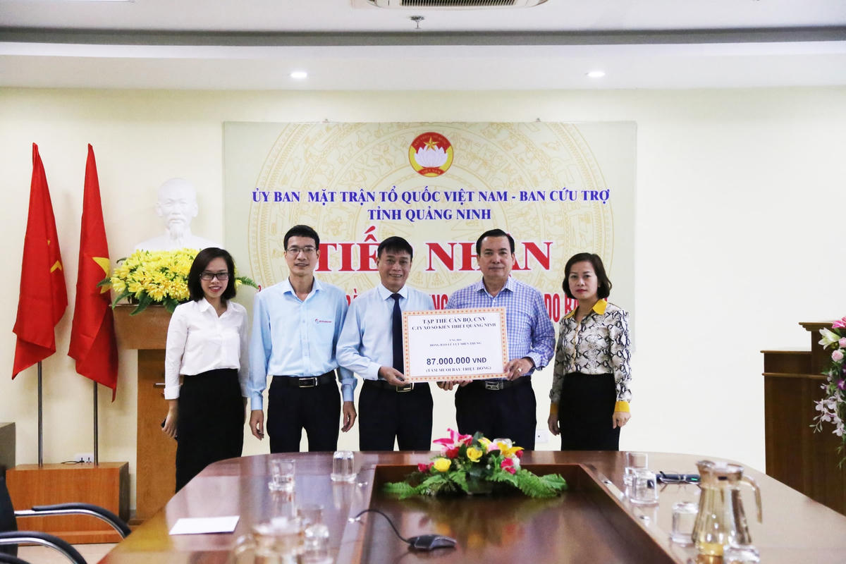 Ủy ban MTTQ Việt Nam tỉnh Quảng Ninh tiếp nhận tiền ủng hộ đồng bào miền Trung từ các doanh nghiệp trong sáng ngày 26/10.