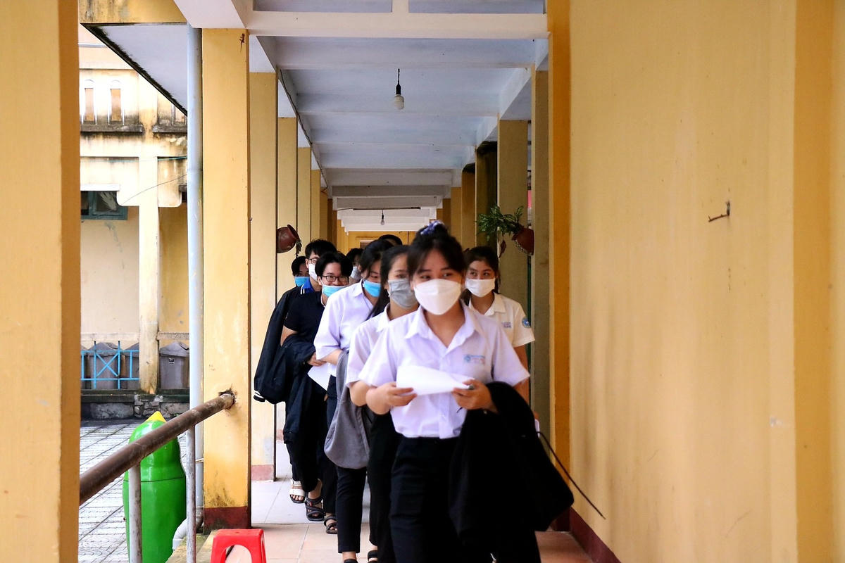 Từ 7h sáng, tại Trường THPT Phú Bài (thị xã Hương Thủy) nhiều em học sinh đã có mặt tại trường để làm các thủ tục trước khi tiến hành tiêm vaccine.