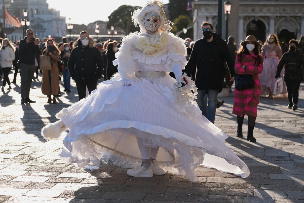 Người dân trong những bộ đồ hóa trang lộng lẫy tham gia Venice Carnival ở thành phố Venice, Italy. Ảnh: Reuters.