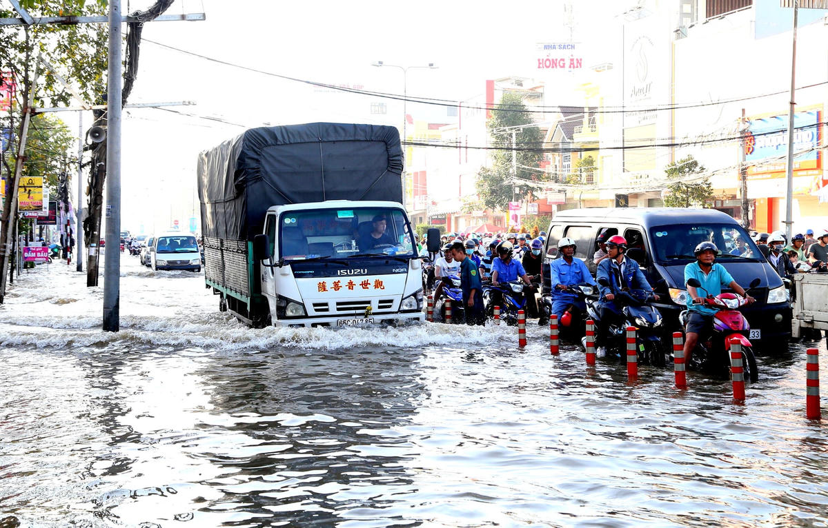 Cần Thơ: Triều cường kỷ lục khiến nhiều tuyến đường thành sông