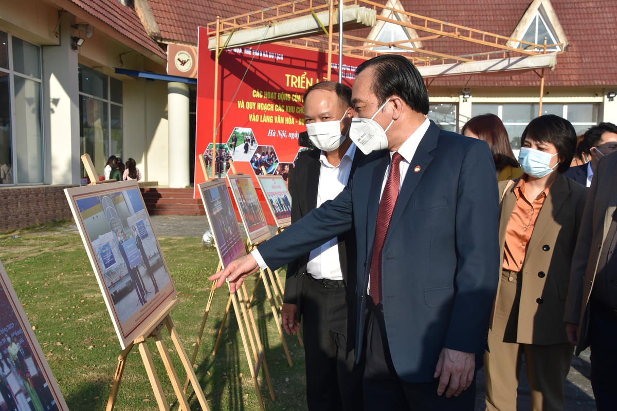 Phó Chủ tịch Ngô Sách Thực tham quan Triển lãm ảnh tại Làng Văn hóa - Du lịch các dân tộc Việt Nam.