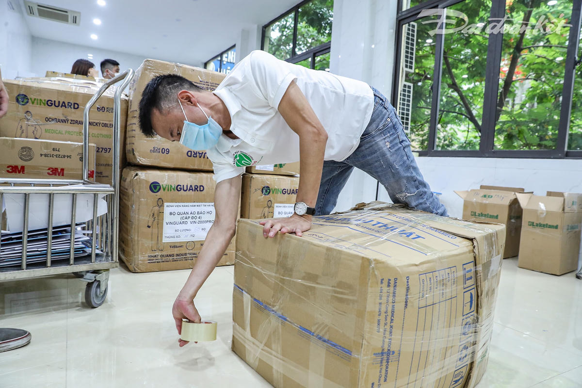 Anh Nguyễn Bá Thành, điều dưỡng viên của Bệnh viện Răng, Hàm, Mặt Trung ương Hà Nội chuẩn bị đồ đạc để lên đường vào Nam chi viện.
