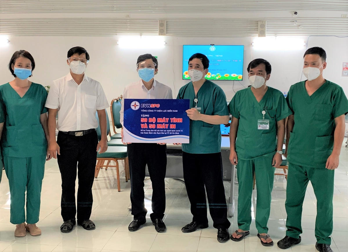 Đại diện Tổng công ty Điện lực miền Nam trao tặng 50 bộ máy tính và 50 máy in cho Bệnh viện Dã chiến số 16.