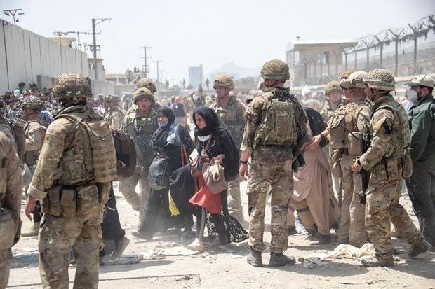 Binh sỹ Anh và binh sỹ Mỹ gác tại sân bay Kabul, Afghanistan. Ảnh: AFP/TTXVN.
