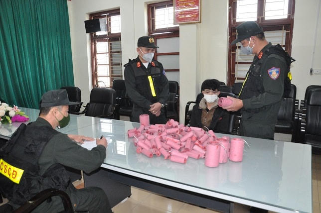 Đối tượng Lương Văn Thuỳ cùng tang vật tại cơ quan Công an TP Hải Dương.